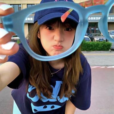俏皮女学生